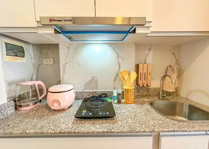 Quiet 5 Mins From Airport With Fast Wifi, Netflix, Gym, Pool