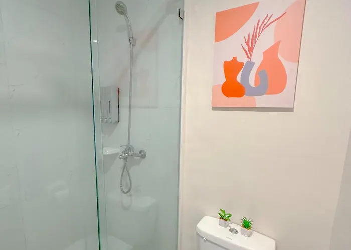 Quiet 5 Mins From Airport With Fast Wifi, Netflix, Gym, Pool *