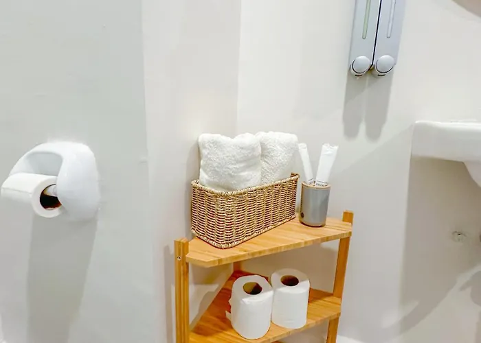 Quiet 5 Mins From Airport With Fast Wifi, Netflix, Gym, Pool Apartment