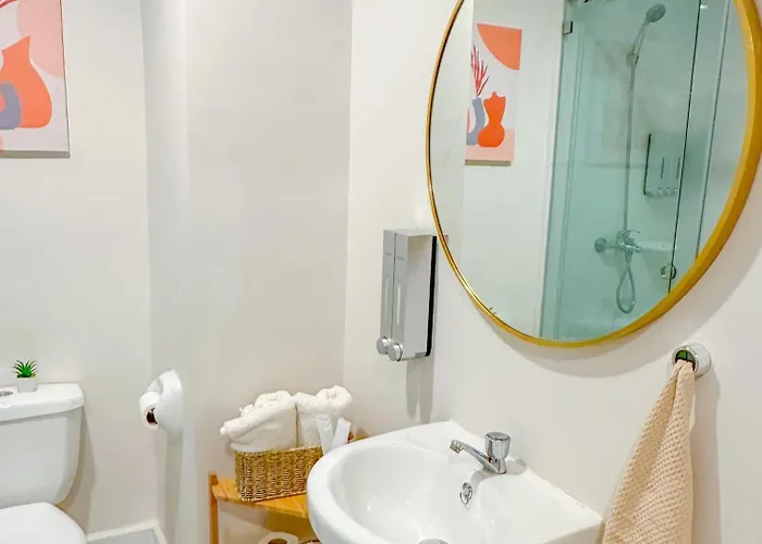 Apartment Quiet 5 Mins From Airport With Fast Wifi, Netflix, Gym, Pool *