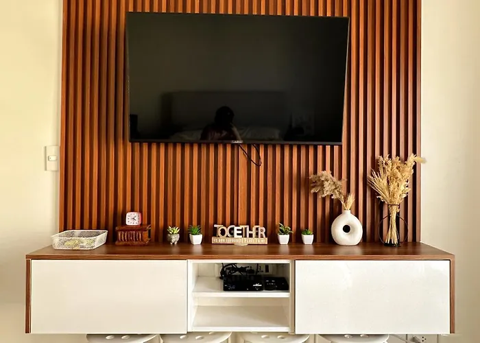 Quiet 5 Mins From Airport With Fast Wifi, Netflix, Gym, Pool *